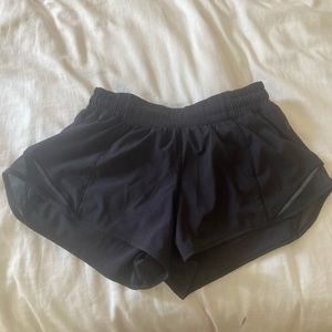 Lulu lemon size 4 black hotty hot shorts 2.5 length